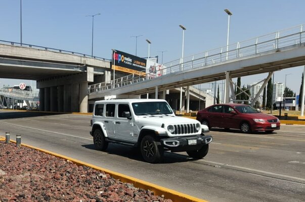 Activistas piden paso peatonal a nivel de piso en Vía Atlixcáyotl; cochistas convocan a una protesta