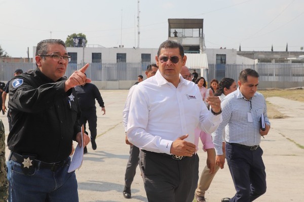 Gobernador de Puebla recorre penal de San Miguel; promete respeto a derechos de reos