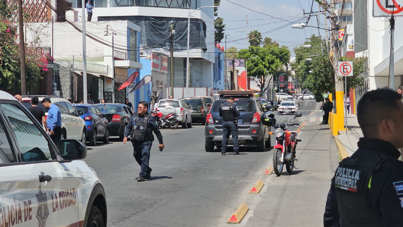 Iban por la calle 23 sur, cuando el conductor tuvo un conflicto vial con el motociclista y se le emparejó y le disparó en el hombro.
