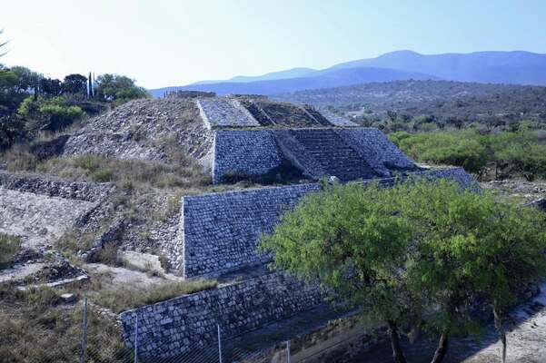 Proponen turismo comunitario y rutas turísticas para la zona arqueológica de Teteles de Santo Nombre, en Tlacotepec de Benito Juárez