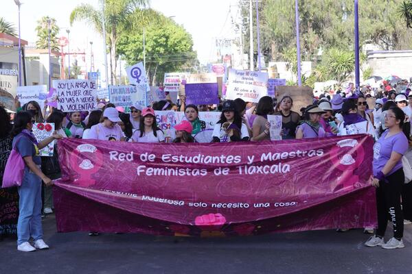 ¡Por fin! Marcha de 8M en Tlaxcala transcurre en paz, por primera vez en dos años