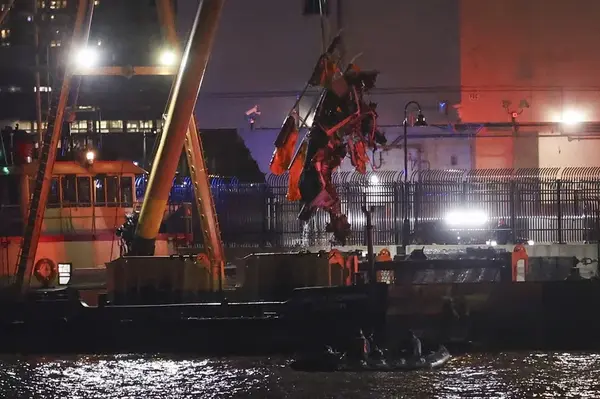 El helicóptero accidentado pertenecía a una empresa turística llamada New York Helicopter Tours, que ofrece visitas panorámicas de Nueva York