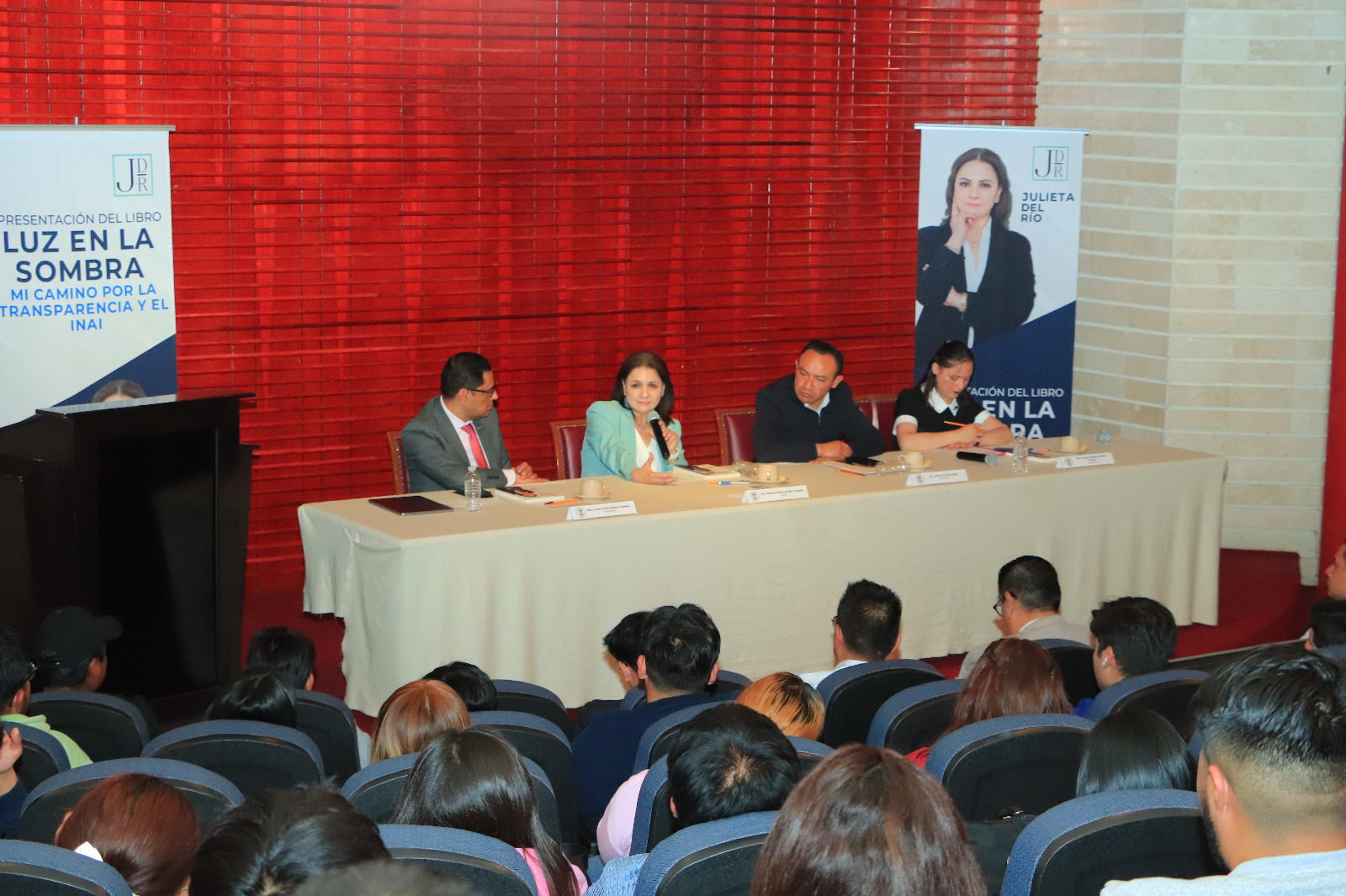 En el libro "Luz en la sombra" de la Dra. Norma Julieta del Río, plasmó su experiencia personal sobre la información, y transparencia 
