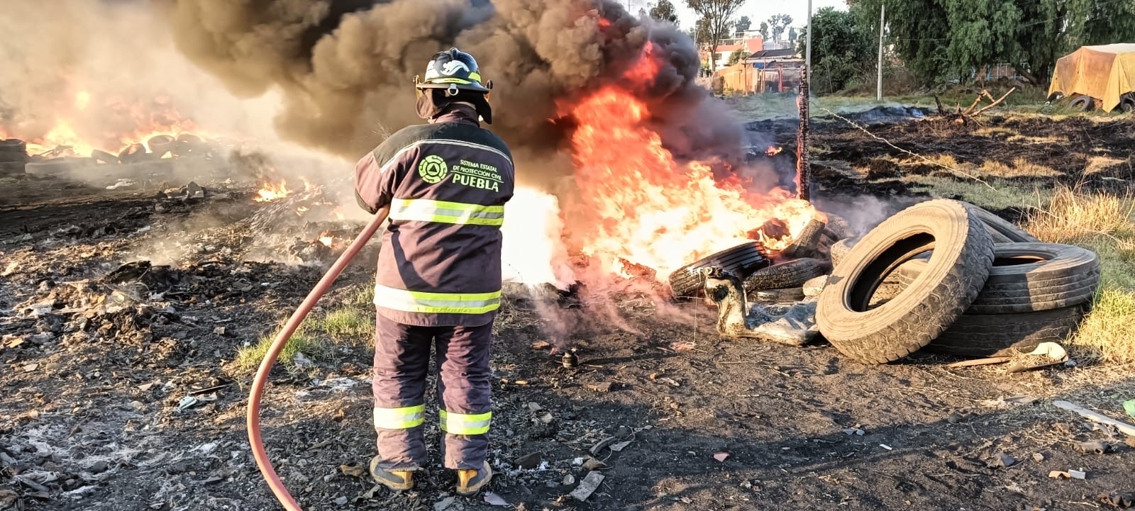 Un incendio se registró en un terreno en el km 113 de la autopista México-Puebla, en la junta auxiliar de San Francisco Ocotlán, en Coronango