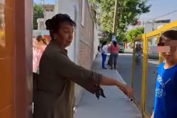 Acusan a directora de telesecundaria en Tehuacán por discriminación