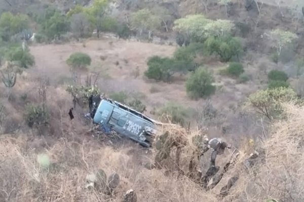 Autobús con jornaleros cae a barranco en Coxcatlán; hay 5 personas muertas y 16 heridas