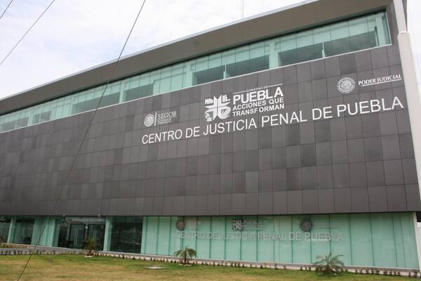 Reo acusado de narcomenudeo se fuga cuando acude a audiencia a Casa de Justicia de Puebla