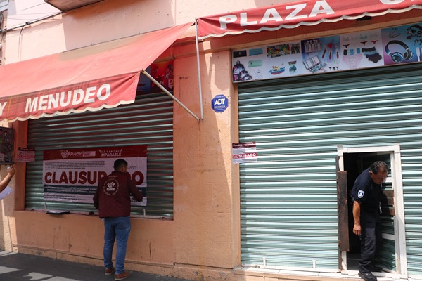 Clausuran cuatro tiendas de importaciones del Centro Histórico de Puebla por incumplir normas municipales y condiciones generales de trabajo