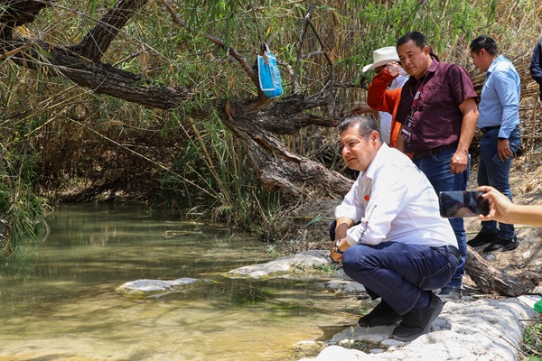 Gobernador de Puebla recorre el Ojo de Agua, en Tepexi de Rodríguez; promete recursos para sanearlo
