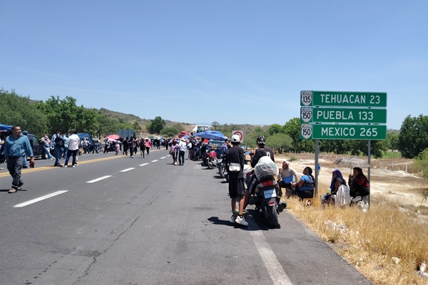 Habitantes del Valle de Tehuacán exigen cancelación de invernaderos chinos; bloquean vialidades importantes