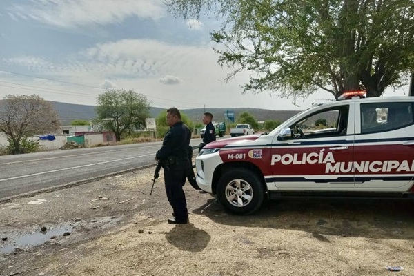 Hallan cadáver en descomposición a orilla del libramiento Tepeojuma-Agua Dulce