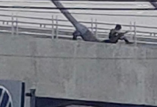 Hombre intenta lanzarse del puente de Calzada Zaragoza, frente a Plaza Loreto, en Puebla