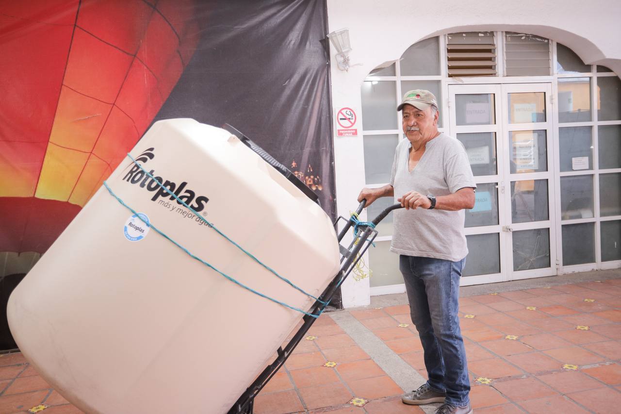 Lupita Cuautle realizó la entrega de 50 tinacos para el almacenamiento de agua a familias de la colonia Lázaro Cárdenas en San Andrés Cholula