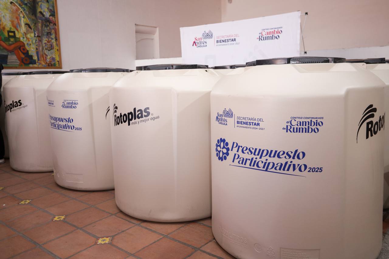 Lupita Cuautle realizó la entrega de 50 tinacos para el almacenamiento de agua a familias de la colonia Lázaro Cárdenas en San Andrés Cholula