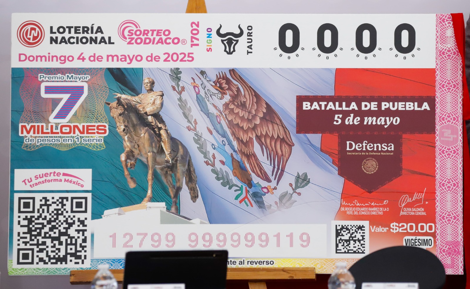 En la develación del Billete Conmemorativo, escucharon la porra de los niños y reconocieron a María Elena Montes por 25 años como billetera