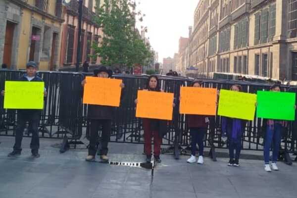 Habitantes de Alpanocan, Tochimilco se manifiestan en Palacio Nacional para pedir apoyo federal