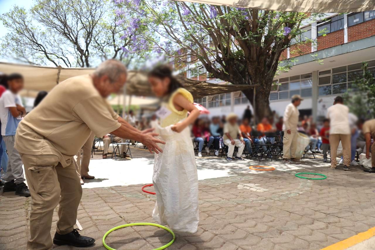 Las niñas y niños visitaron a sus familiares en el Centro Penitenciario de Ciudad Serdán y festejaron el día con payasos, juegos y concursos
