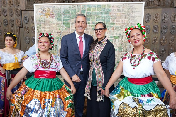 Inaugura Pepe Chedraui exposición de la Ciudad de Puebla en San Lázaro