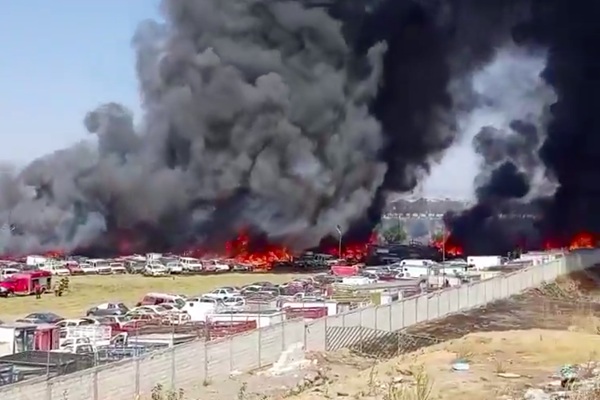 Incendio en corralón calcina 233 vehículos en límites de los municipios de Juan C. Bonilla y San Pedro Cholula