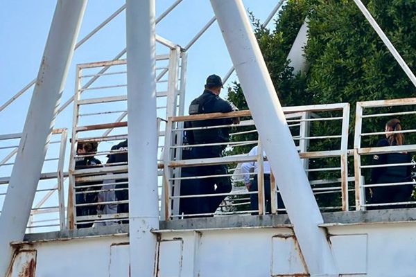 Joven trata de arrojarse de la ciclovía elevada frente a Parque Ecológico; policías de Puebla lo evitan