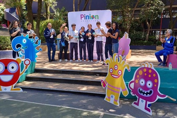 Jóvenes estudiantes de Puebla ganan la final del Reto Pinion 2025 con tecnología inclusiva que traduce la Lengua de Señas Mexicana (LSM)