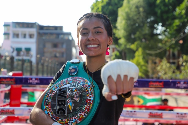 La Bonita Sánchez realiza entrenamiento en el Zócalo de Puebla; el próximo 4 de abril defenderá su cinturón plata