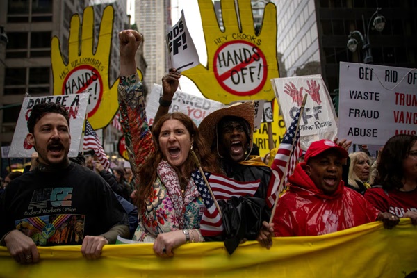 Miles de personas protestan en Estados Unidos contra Trump y Musk
