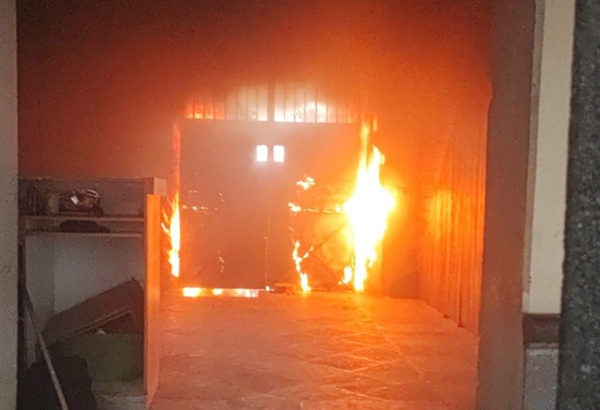 Mototaxistas prende fuego a puerta del Palacio Municipal de Acatzingo, Puebla; tratan de sacar a detenidos para lincharlos