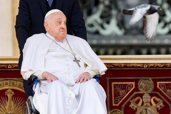 Papa Francisco inicia la Semana Santa con un saludo en persona en la plaza de San Pedro