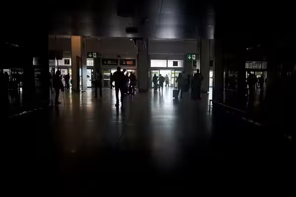 El apagón en España y Portugal causó la interrupción de transporte y telefonía, no afectó a los hospitales, y los vuelos sufren retrasos.