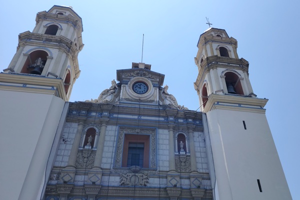 Repican campanas en Tehuacán por fallecimiento del Papa Francisco; habrá misa especial este lunes
