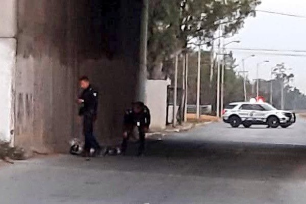 Sábado Santo inicia con cadáver emplayado abandonado bajo puente de la autopista Puebla-Orizaba