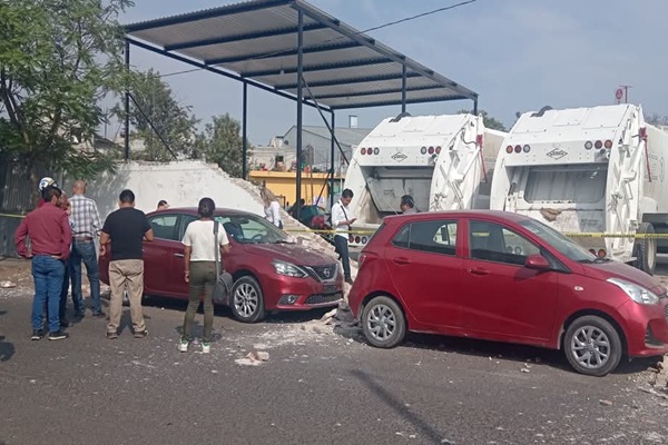 Se desploma barda en Tehuacán y daña varios vehículos