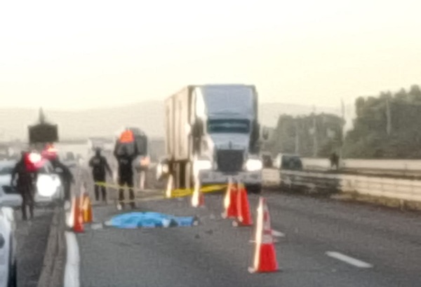 Tractocamión atropella y mata a un hombre que bajó de su camioneta sobre la autopista Puebla-Orizaba
