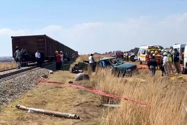 Tres personas muertas y dos heridas dejó choque de tren contra un camioneta en Muñoz de Domingo Arenas, Tlaxcala