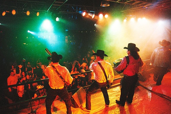 Un 29.4% rechaza la prohibición de los narcocorridos, contra un 27.8% que la aprueban