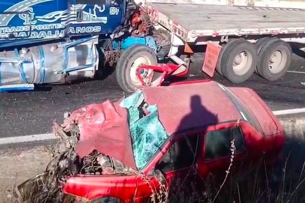 Una mujer muerta deja choque de Tsuru contra tractocamión en la carretera federal El Seco-Esperanza
