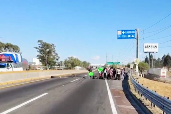 Vecinos de Coronango bloquean autopista México-Puebla por desaparición de tres estudiantes de secundaria