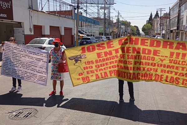 Vecinos de Volcanes y el Barrio de Santiago cierran calles para protestar contra parquímetros