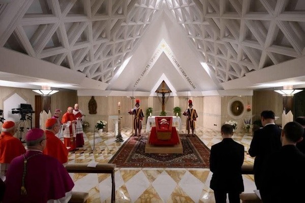 El féretro del Papa será trasladado a la Basílica de San Pedro y de allí a la Basílica de Santa María la Mayor para su inhumación