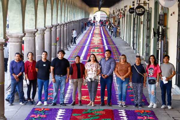 Desde las 14:00 y hasta las 18:00 horas, se colocaron 170 metros de alfombra decorativa con el apoyo del Ayuntamiento de San Pedro Cholula
