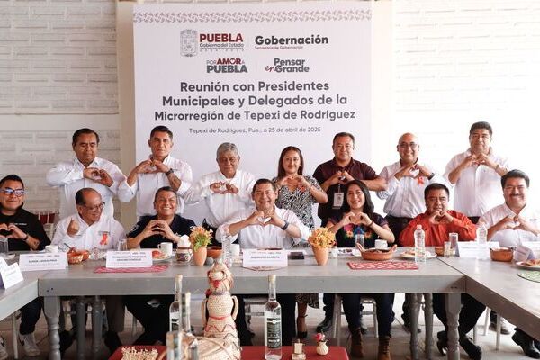 Armenta se reúne con presidentes municipales y delegados de la microrregión de Tepexi
