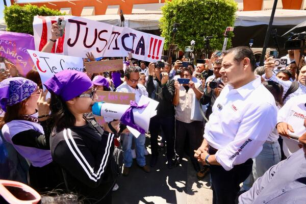 Durante el encuentro Armenta, escuchó las demandas de los amigos de Fanny y les recordó que ya hay una persona detenida por este crimen