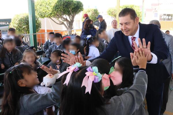 Al ser entrevistado por pequeños niños reporteros, el gobernador Armenta resaltó los valores de su niñez: “ser útil, acomedido y agradecido”