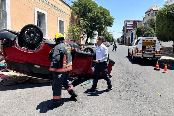 Dos personas lesionadas deja choque de y volcadura en el Barrio de Santiago