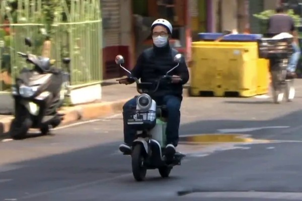 Scooters y motos eléctricas deben portar placas para circular en calles de Puebla: SMT