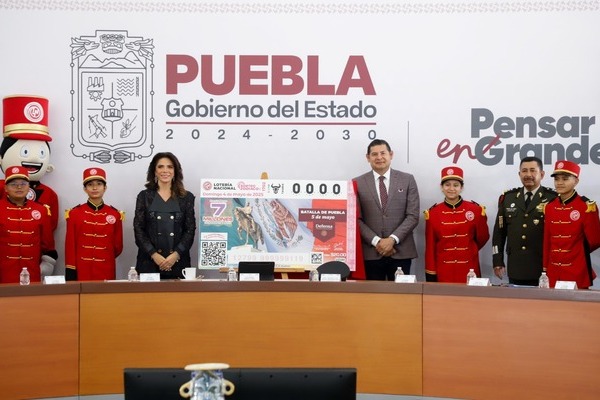 En la develación del Billete Conmemorativo, escucharon la porra de los niños y reconocieron a María Elena Montes por 25 años como billetera