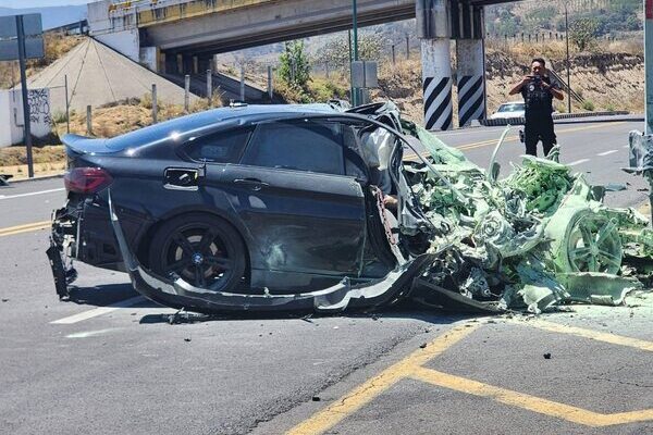 Dos muertos deja choque de BMW contra trailer en la autopista Chignahuapan-Tlaxco