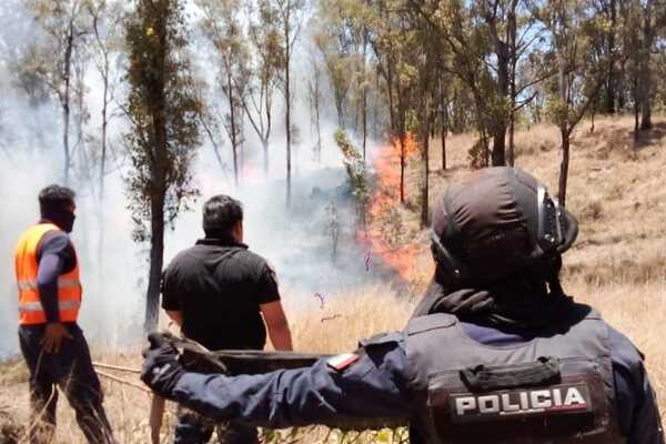 Este 22 de abril, durante el combate de un incendio que afectó 6 hectáreas del cerro Zapotecas, los fuertes vientos complicaron las labores