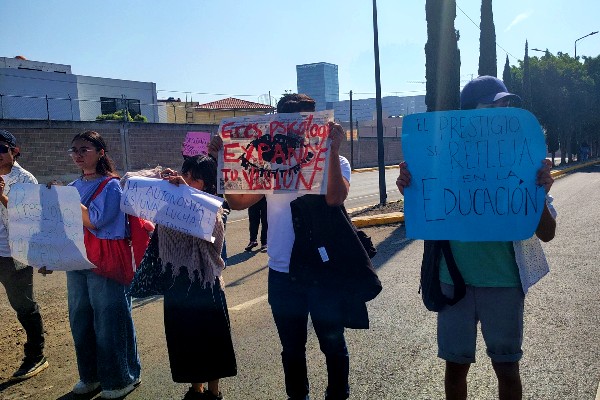 BUAP | Estudiantes de Psicología cierran Cúmulo de Virgo; acusan menosprecio a sus demandas
